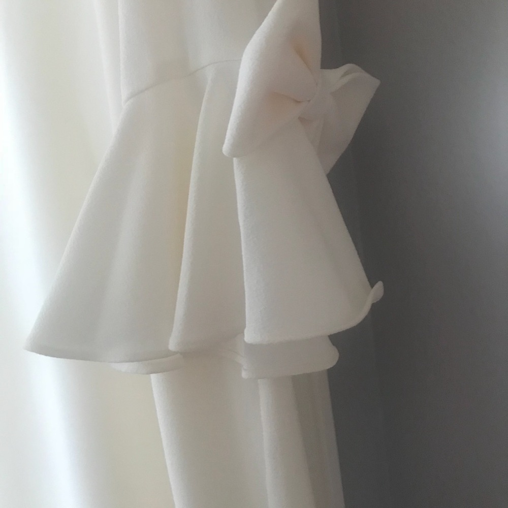 Offwhite dress with bow sleeve